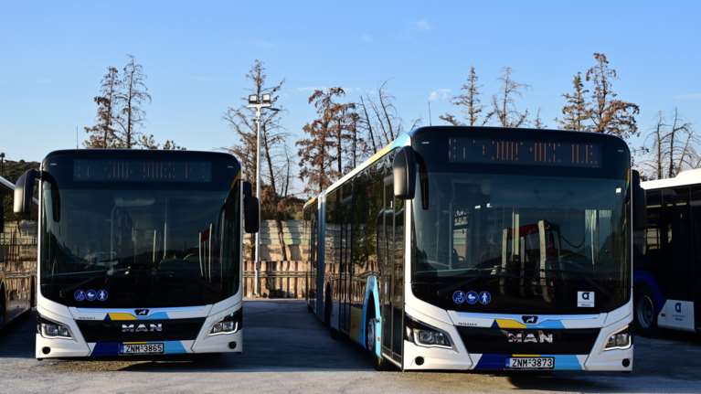 Ίλιον: Οδηγός λεωφορείου πιάστηκε στα χέρια με 16χρονο επιβάτη - Ο ανηλικος του έριξε γροθιά και του έσπασε το δόντι βίντεο]