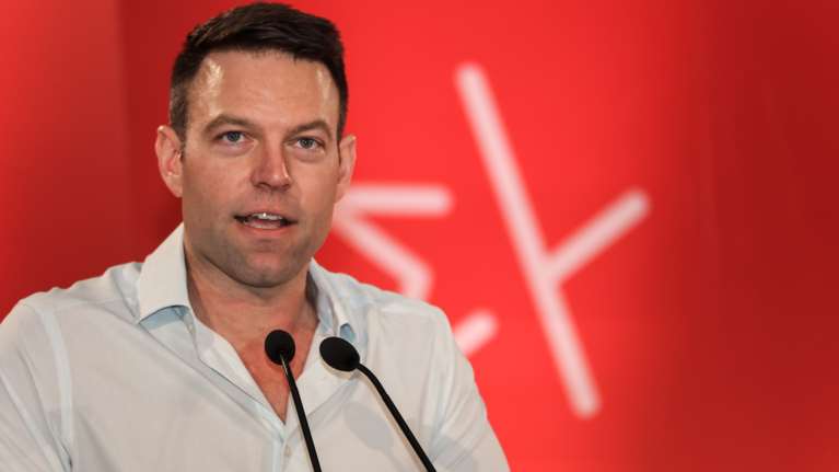 Ο Κασσελάκης στο πάρτι του Sodade για την ψήφιση του νομοσχεδίου για τα ομόφυλα ζευγάρια