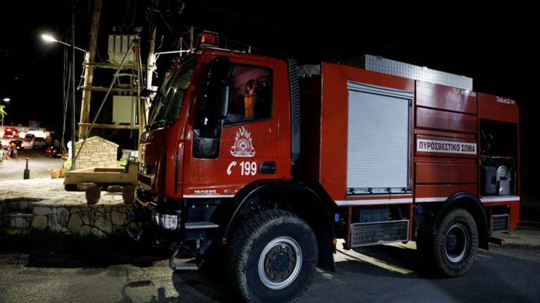 Νύχτα εμπρησμών σε Παλλήνη, Ασπρόπυργο, Καλλιθέα: Κάηκαν 6 ΙΧ και μια μηχανή