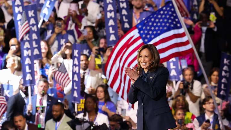 Η Κάμαλα Χάρις &quot;κλείνει την ψαλίδα&quot; από τον Τραμπ και σε ό,τι αφορά την οικονομία - Νέα δημοσκόπηση του Reuters/Ipsos