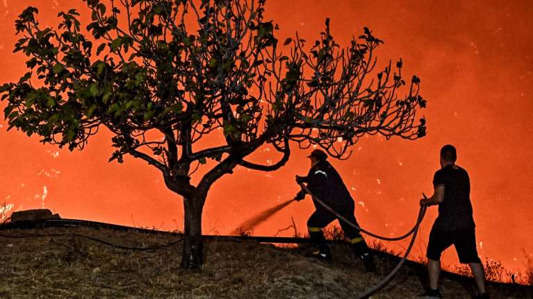 Φωτιά στο Ξυλόκαστρο: Ανοιξε η εθνική Αθηνών-Πατρών στο Δερβένι - Νέο μήνυμα 112 για εκκένωση [εικόνες - βίντεο]