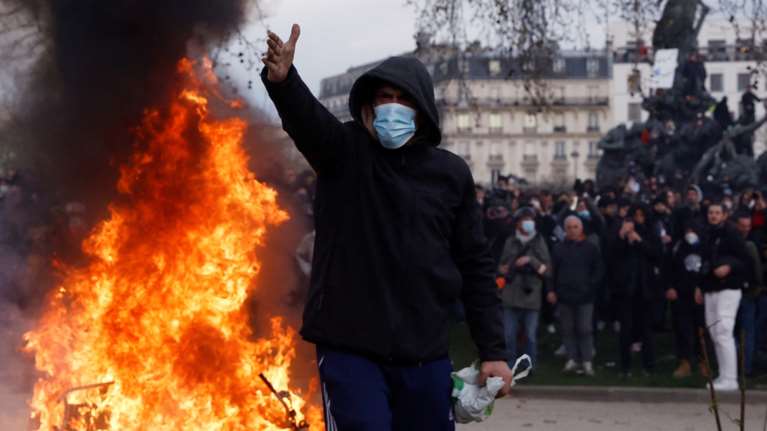 Γαλλία: Μαζικές διαδηλώσεις για 10η μέρα - Επεισόδια σε Παρίσι, Ναντ και Ρεν [Εικόνες]