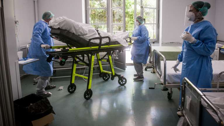 Κορονοϊός: Αυξάνονται οι θάνατοι, 64 οι νεκροί σήμερα - 2.785 νέα κρούσματα και 649 διασωληνωμένοι