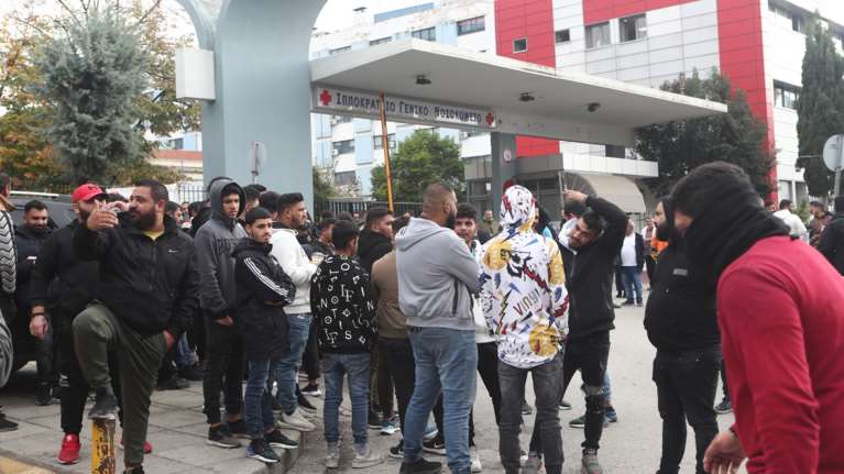 Μάχη για τη ζωή του δίνει ο 16χρονος που δέχτηκε σφαίρα στο κεφάλι - Ξεχειλίζει η οργή στους Ρομά