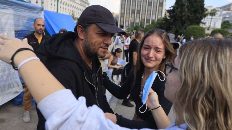 Στο πλευρό του Πάνου Ρούτσι οι μαθητές στο Σύνταγμα - Για 17η ημέρα συνεχίζει την απεργία πείνας [εικόνες]