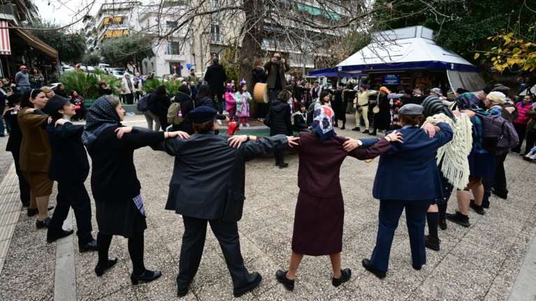Απόκριες: Η παραδοσιακή Πατινάδα της Λέσβου ξεσήκωσε το Παγκράτι [βίντεο - εικόνες]