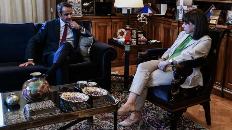 Μητσοτάκης σε Σακελλαροπούλου: Η κυβέρνηση θα κάνει ό,τι περνάει από το χέρι της για να στηρίξει τους πιο αδύναμους