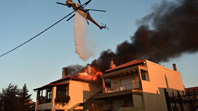 Φωτιά στο Κρυονέρι: Σε επιφυλακή η Αστυνομία – Φόβοι για πλιάτσικο σε καμένα σπίτια