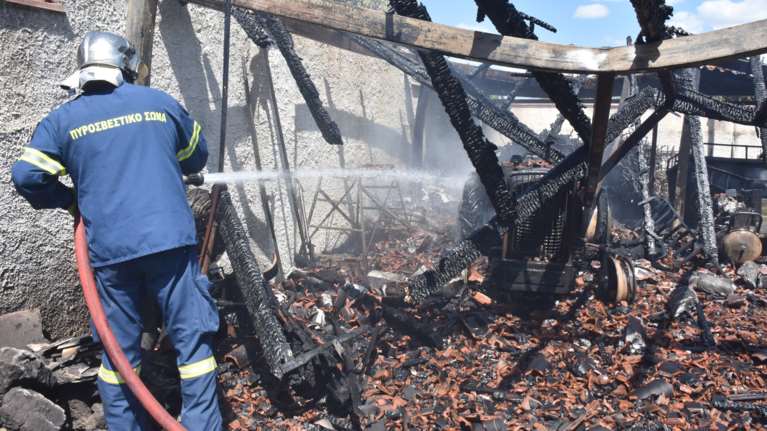 Φωτιά σε αποθήκη στη Μάνδρα - Επτά οχήματα της πυροσβεστικής στο σημείο