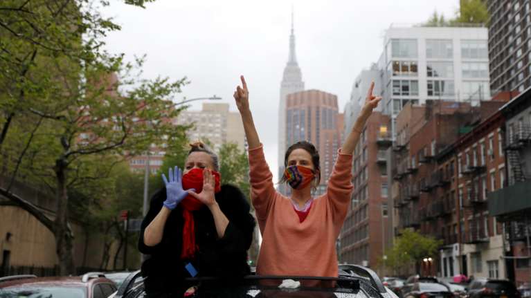 Απίστευτο: Στις ΗΠΑ διοργανώνουν γιορτές &quot;Covid-19&quot; με στόχο να μολυνθούν και να αποκτήσουν ανοσία