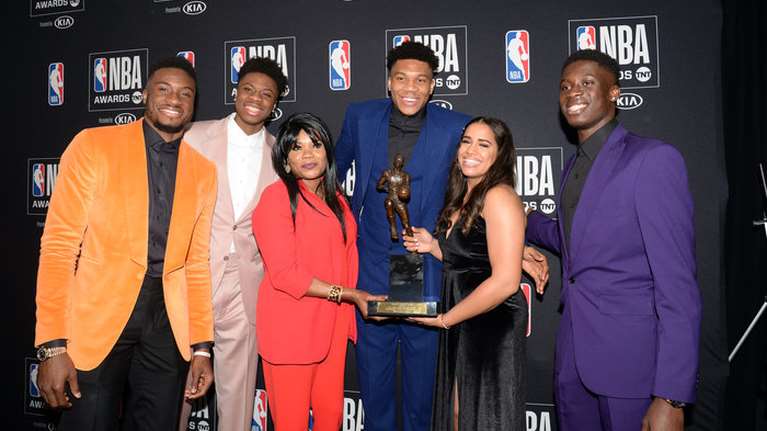 Οι Αντετοκούνμπο λένε το δικό τους συγκινητικό ευχαριστώ σε γιατρούς και νοσηλευτές