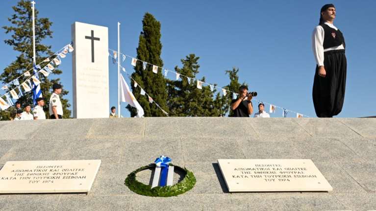 Στην Κύπρο  ο Κυριάκος Μητσοτάκης για τα 50 χρόνια από την εισβολή - Φιέστα ντροπής ετοιμάζουν Ερντογάν - Τατάρ στα Κατεχόμενα