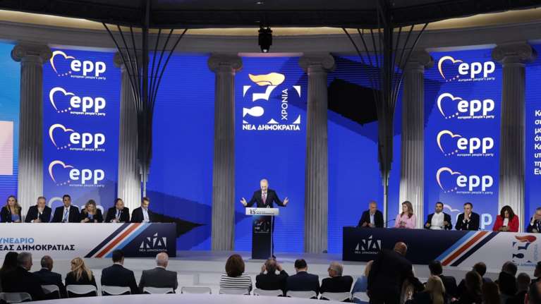 Συνέδριο ΝΔ: "Δεν θα αφήσουμε κάποιους να ρίξουν τον Μητσοτάκη" - Το μήνυμα ενόψει Ευρωεκλογών