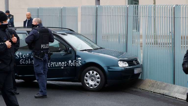 Βερολίνο: Αυτοκίνητο έπεσε επάνω στην πόρτα της καγκελαρίας της Μέρκελ με σύνθημα &quot;Δολοφόνοι παιδιών και ηλικιωμένων&quot;