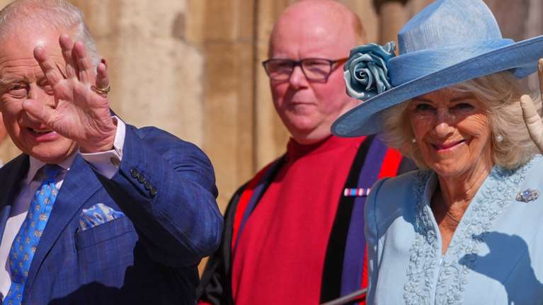 Ηχηρές απουσίες και αναπάντεχες παρουσίες στη βασιλική πασχαλινή λειτουργία στο Ουίνδσορ: Έλειψαν Κέιτ και Γουίλιαμ