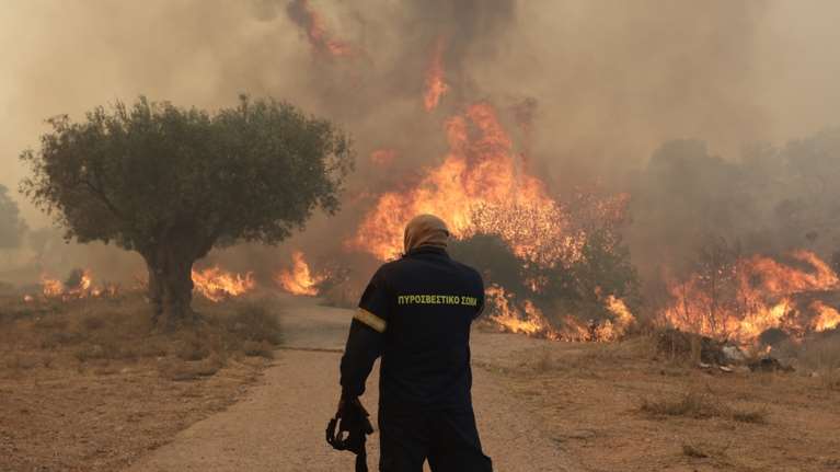 Ανεξέλεγκτη η φωτιά: Εκκενώνονται Κιάφα και Άγιος Παντελεήμονας - Συνεχείς αναζωπυρώσεις σε Μέγαρα και Μάνδρα