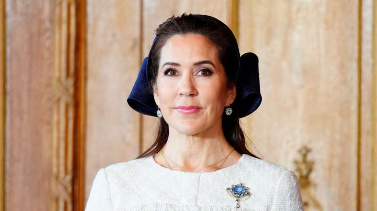 Aτύχημα για τη βασίλισσα Μαίρη της Δανίας: Οδηγός σκούτερ την χτύπησε ενώ χαιρετούσε τους θαυμαστές της [βίντεο]