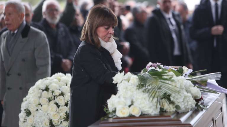 Συγκινημένη η Σακελλαροπούλου στην κηδεία του Γιάννη Μπουτάρη - Η στιγμή που κομπιάζει ενώ εκφωνεί τον επικήδειο [βίντεο]