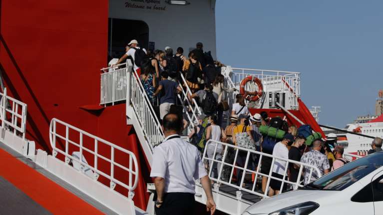 Το αδιαχώρητο στο λιμάνι του Πειραιά: Αποχαιρετούν την Αθήνα οι αδειούχοι - Ποιοι είναι οι δημοφιλέστεροι προορισμοί