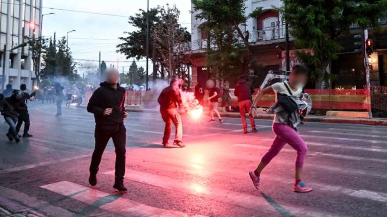 Ναυάγιο στην Πύλο: Ποινική δίωξη για κακούργημα στους 21 συλληφθέντες από τα επεισόδια στο κέντρο της Αθήνας