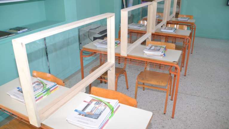 Άνοιγμα σχολείων με πλέξιγκλας στα θρανία και θερμικές πύλες εισόδου - Σε ποιες περιοχές τοποθετήθηκαν [εικόνες]