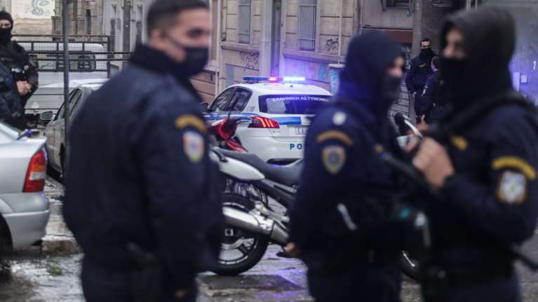 Συνελήφθη άμεσα ο ληστής με τη χειροβομβίδα σε τράπεζα της Αργυρούπολης