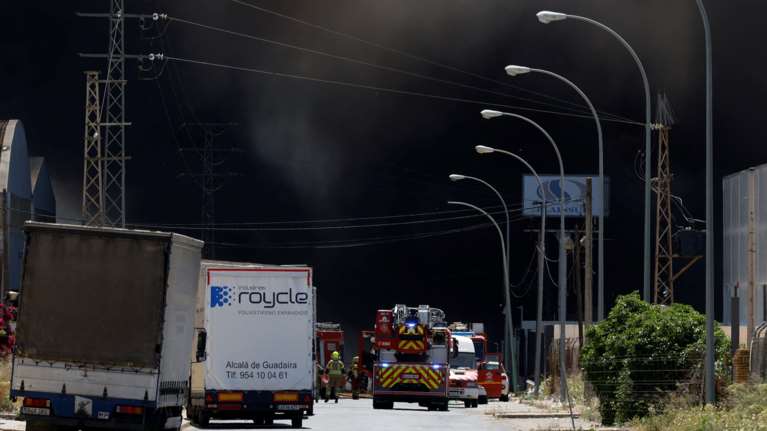 Απόκοσμες εικόνες από τη Σεβίλλη: Φωτιά σε αποθήκη χημικών - Μαύρος πυκνός καπνός &quot;εγκλώβισε&quot; 80.000 κατοίκους