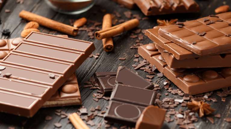 Σοκολάτα υγείας vs γάλακτος: Τα οφέλη, ποια να προτιμήσουμε και πόσο συχνά μπορούμε να τρώμε