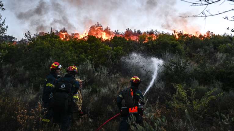Νέα πύρινη εστία στον Μαραθώνα - Επιχειρούν τρία ελικόπτερα