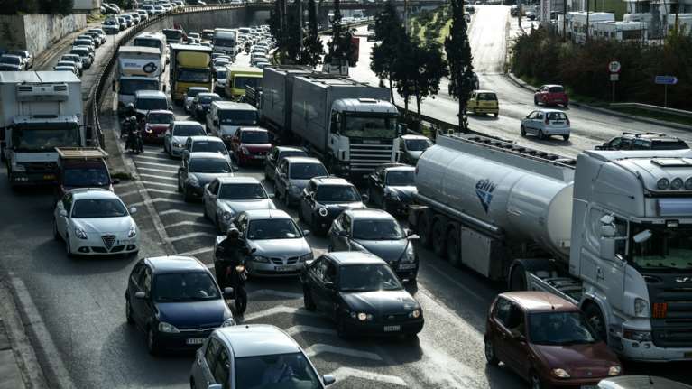 Live - Κίνηση στους δρόμους: Μποτιλιάρισμα στην άνοδο του Κηφισού λόγω τροχαίου - Προβλήματα και στο κέντρο της Αθήνας