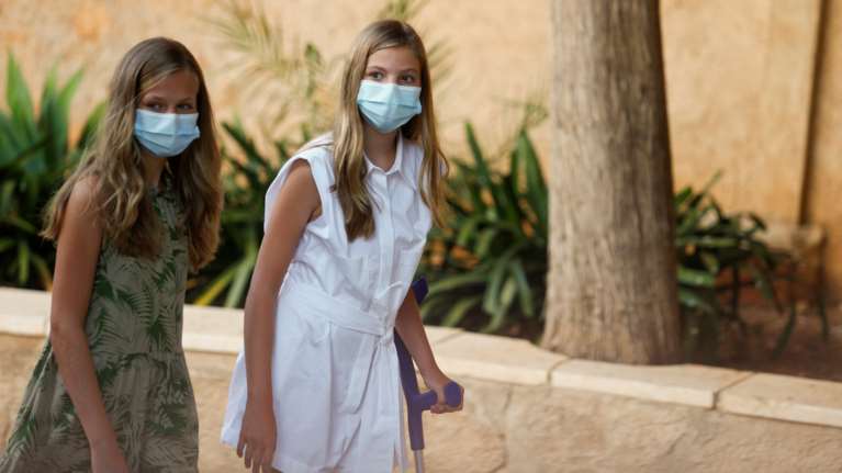 Πέντε ράμματα και πατερίτσα: Δύσκολο καλοκαίρι για τη διάδοχο του ισπανικού θρόνου – Κλεισμένη στο παλάτι η Σοφία