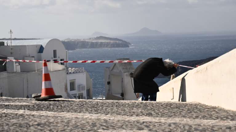 Παπαζάχος για Σαντορίνη: Για 2-3 μήνες θα συνεχιστούν οι σεισμοί - &quot;Δεν σημαίνει ότι θα βγει ηφαίστειο στην Ανυδρο&quot;