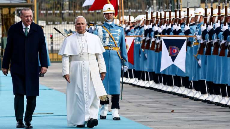 Ιστορική επίσκεψη του Πάπα στην Τουρκία: Η τυπική χειραψία με τον Ερντογάν και οι αμήχανες στιγμές
