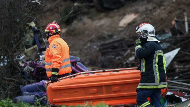 Τραγωδία στα Τέμπη: Εκδόθηκαν τα δύο πρώτα πιστοποιητικά θανάτου των θυμάτων