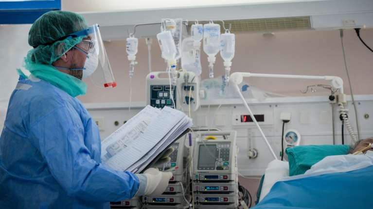 Κορονοϊός: Μεγαλώνει η λίστα του θανάτου – Πέθανε 87χρονη στο &quot;ΝΙΜΤΣ&quot; -  398 συνολικά οι νεκροί