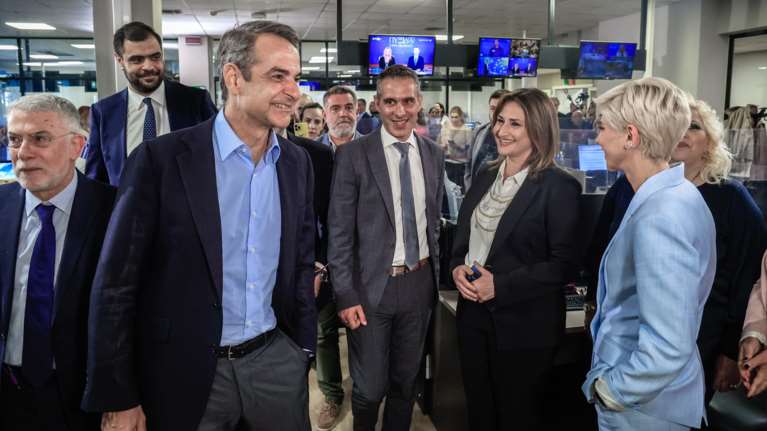 Επίσκεψη Μητσοτάκη στην ΕΡΤ: Ανοιχτή η αναπροσαρμογή των απολαβών του προσωπικού