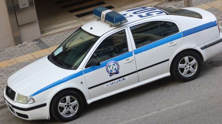 Βόλος: Νταής σύζυγος έσπασε την εξώπορτα και απείλησε να σκοτώσει την πρώην σύζυγο και τον γιο τους