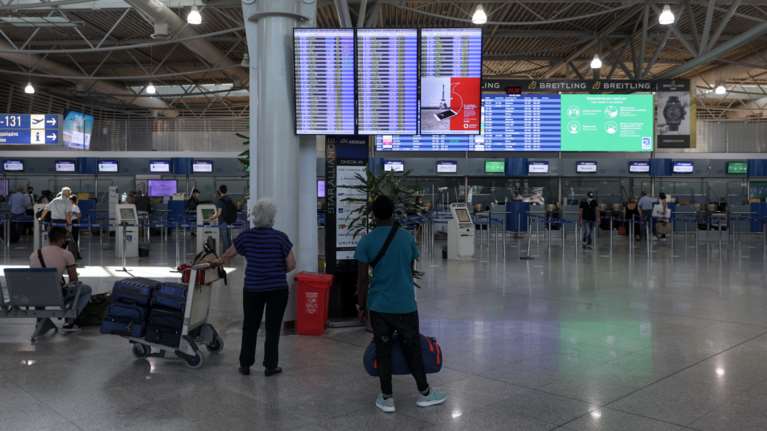 Κορονοϊός: Διακόπτονται οι πτήσεις από Βαρκελώνη - Όλες οι νέες ταξιδιωτικές οδηγίες