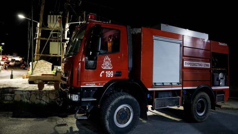 Φωτιά στον οικισμό Δικαστικά του Μαραθώνα