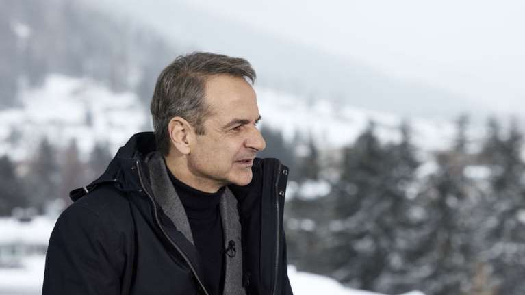 Με γρίπη Η1Ν1 και πυρετό επέστρεψε από το Νταβός ο Κυριάκος Μητσοτάκης - Πιθανή αναβολή του αυριανού υπουργικού