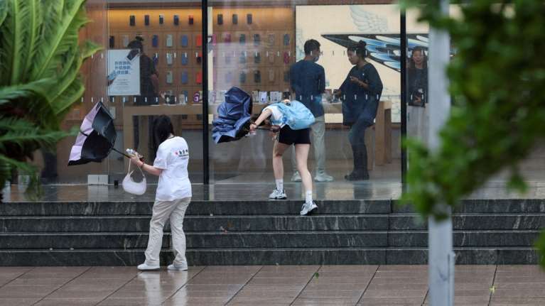 Κίνα: Εκατοντάδες χιλιάδες άνθρωποι απομακρύνθηκαν από τα σπίτια τους στη Σανγκάη λόγω τροπικής καταιγίδας