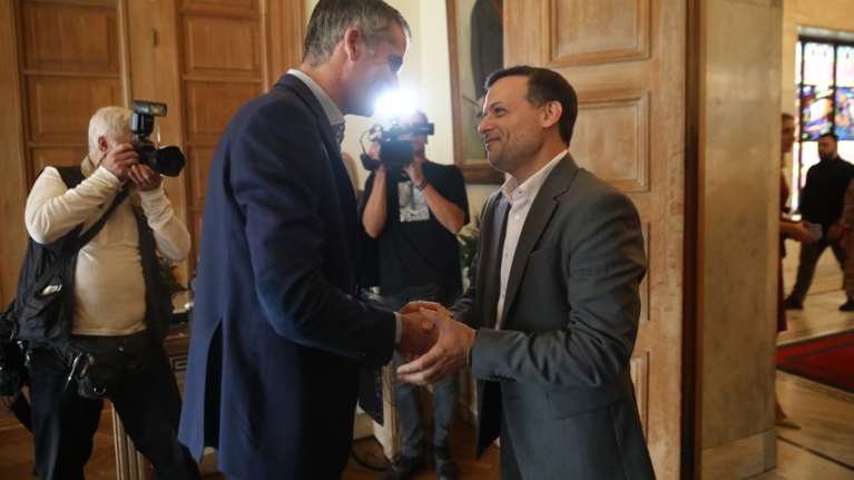 Με χαμόγελα η πρώτη συνάντηση Χάρη Δούκα - Κώστα Μπακογάννη: Η πρώτη εμφάνιση στο δημαρχείο της Αθήνας