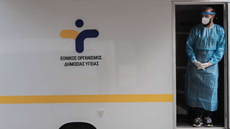 ΕΟΔΥ: Πέντε θάνατοι από γρίπη και εννιά από κορονοϊό την τελευταία εβδομάδα - Αύξηση και για τον RSV