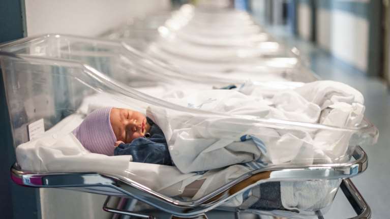 &quot;Καμπανάκι&quot; για τη μείωση της γεννητικότητας: Παγκόσμιο φαινόμενο που θα επιδεινωθεί