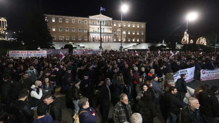 Συγκέντρωση στο Σύνταγμα από ΠΑΜΕ και σωματεία ενάντια στον προϋπολογισμό [εικόνες]