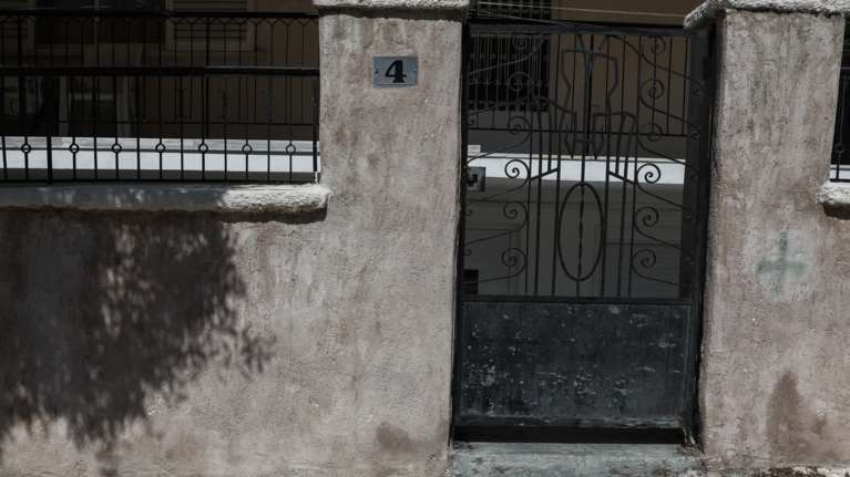 Έγκλημα στην Αγία Βαρβάρα: Στον εισαγγελέα ο 75χρονος εν διαστάσει σύζυγος της 64χρονης - Αρνείται ότι τη χτυπούσε