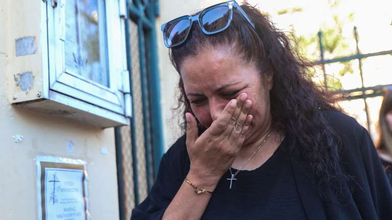 &quot;Πέντε μαχαιριές το καμάρι σου&quot; - &quot;Δεν με ενδιαφέρει αν ζει το παιδί μου&quot;: Ένταση ανάμεσα στη μάνα της Κυριακής Γρίβα και τη μητέρα του δράστη