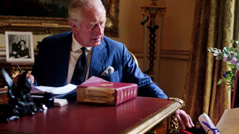 Η Ελισάβετ, ο Κάρολος και το κόκκινο κουτί: Ο νέος Βασιλιάς έπιασε δουλειά - Ποια είναι η πρώτη μεγάλη αλλαγή που αποφάσισε