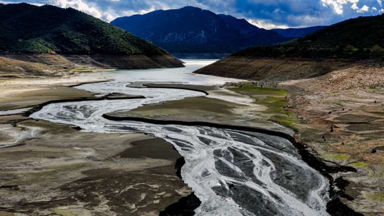 Η Αττική εκπέμπει SOS: Σε ιστορικό χαμηλό τα αποθέματα νερού - Αποκαρδιωτικές εικόνες στη λίμνη Μόρνου