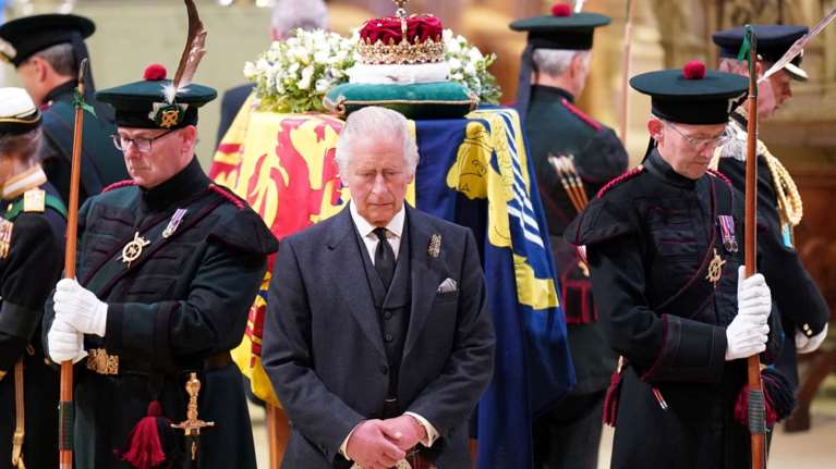 Βασίλισσα Ελισάβετ: Συγκλονιστική στιγμή στην &quot;Αγρυπνία των Πριγκίπων&quot; - Τα τέσσερα παιδιά της &quot;φρουρούν&quot; το φέρετρο [Εικόνες]